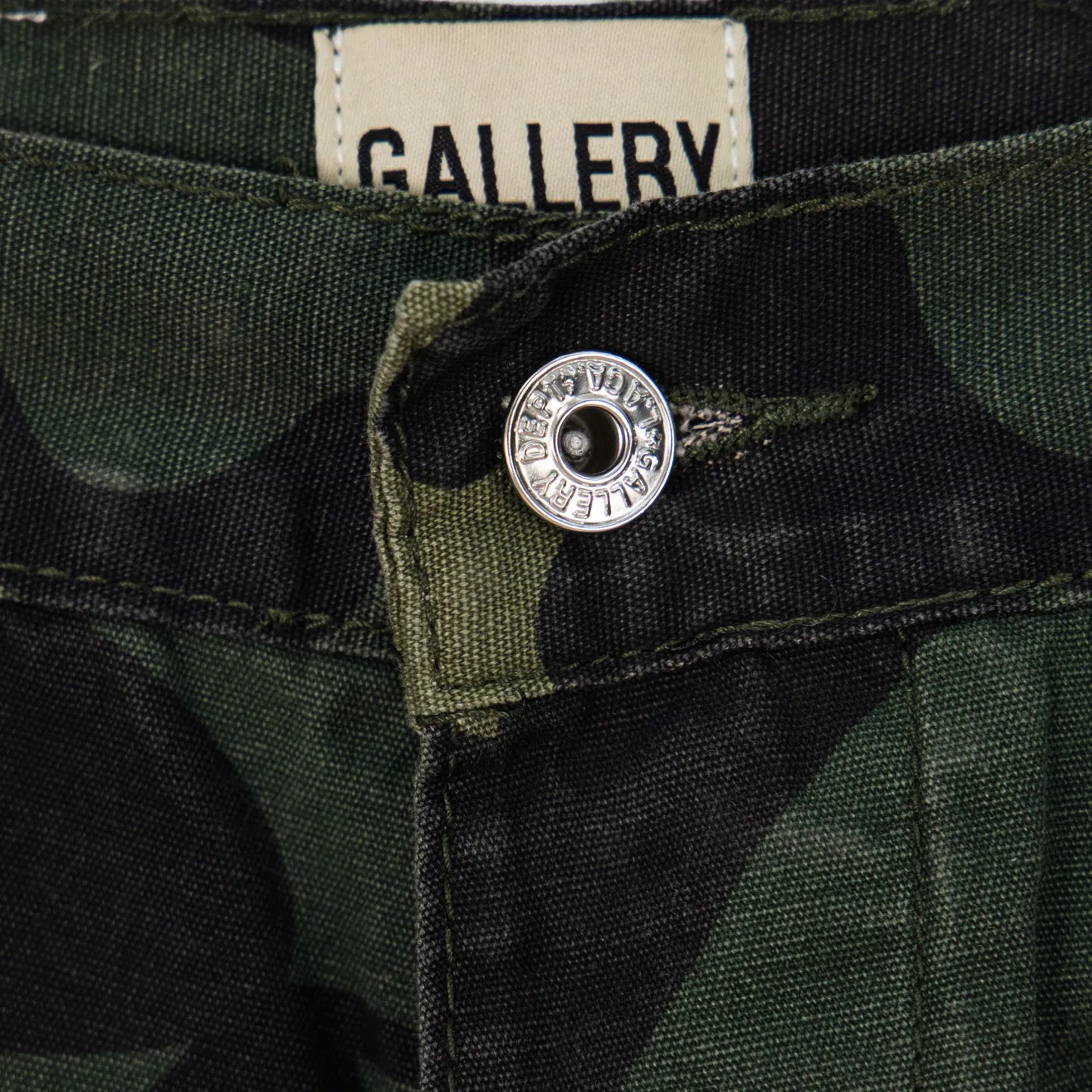 P250 Chrome Hearts Gallery 2025 new camouflage stitching multi-pocket couple bootcut jeans are a hot trend this season and are sought after by countless celebrities and fashionistas. The neat details of the cutting process add color to the playful fashion! The neat and meticulous design, and the well-fitting structure is unique. The upper body not only has outstanding recognition, but also looks younger and younger. A style with the ultimate wearing meaning and performance, gorgeous color matching, and the craftsmanship of this style is also extremely extraordinary. After the finished product is washed, it is disassembled and hand-made with sheepskin cross leather and then spliced ​​together to complete. The whole piece has too many craftsmanship to describe. It is decorated with patchwork cross flowers and high-waisted washed jeans! ! Absolutely high-end luxury product, a god-level single product, a super popular product, made by top heavy industry, a magic weapon that cannot be missed to hit the streets. Style number: 1846 Size: 28 30 32 34 36 Color: camouflage